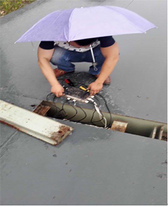 蘇州金鉆冒雨汽車衡維修現(xiàn)場