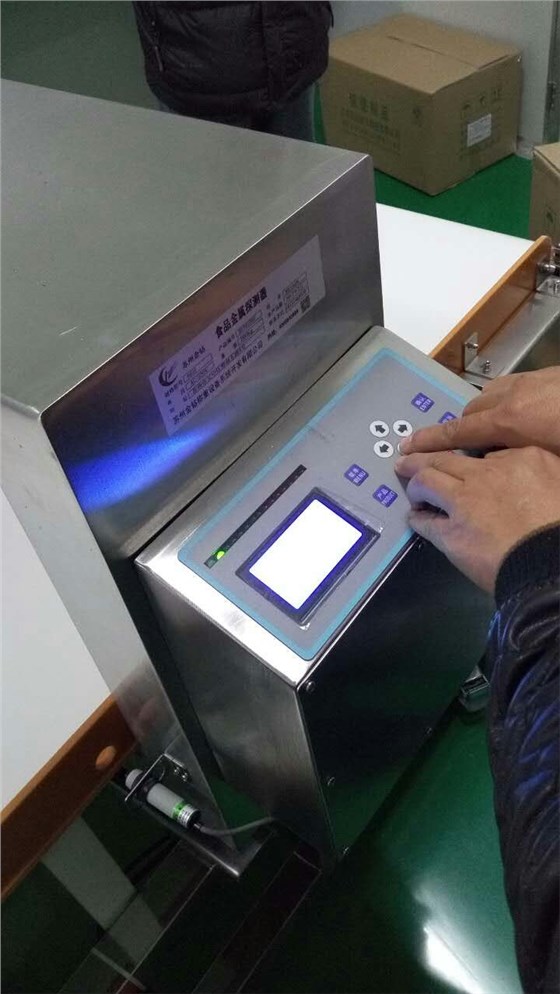 蘇州金鉆金屬檢測(cè)機(jī)應(yīng)用現(xiàn)場(chǎng)