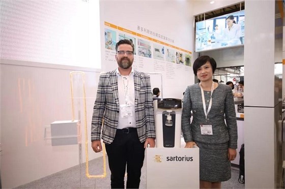 盧莉瓊女士、Frank先生與新品arium® mini essential超純水系統(tǒng)合影。