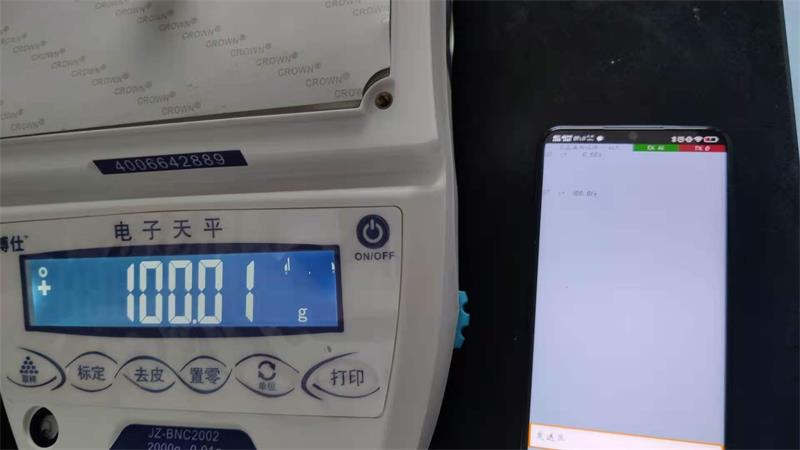 藍(lán)牙電子天平與手機(jī)連接實(shí)拍圖